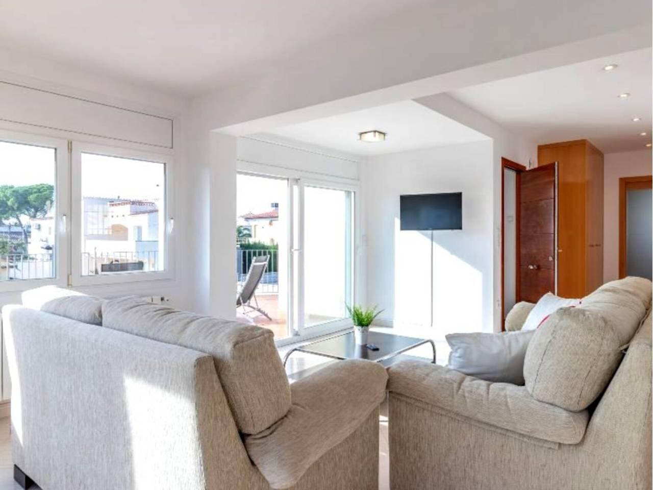 Casa Adosada de 5 Dormitorios y 3 Baños en alquiler vacacional en Empuriabrava