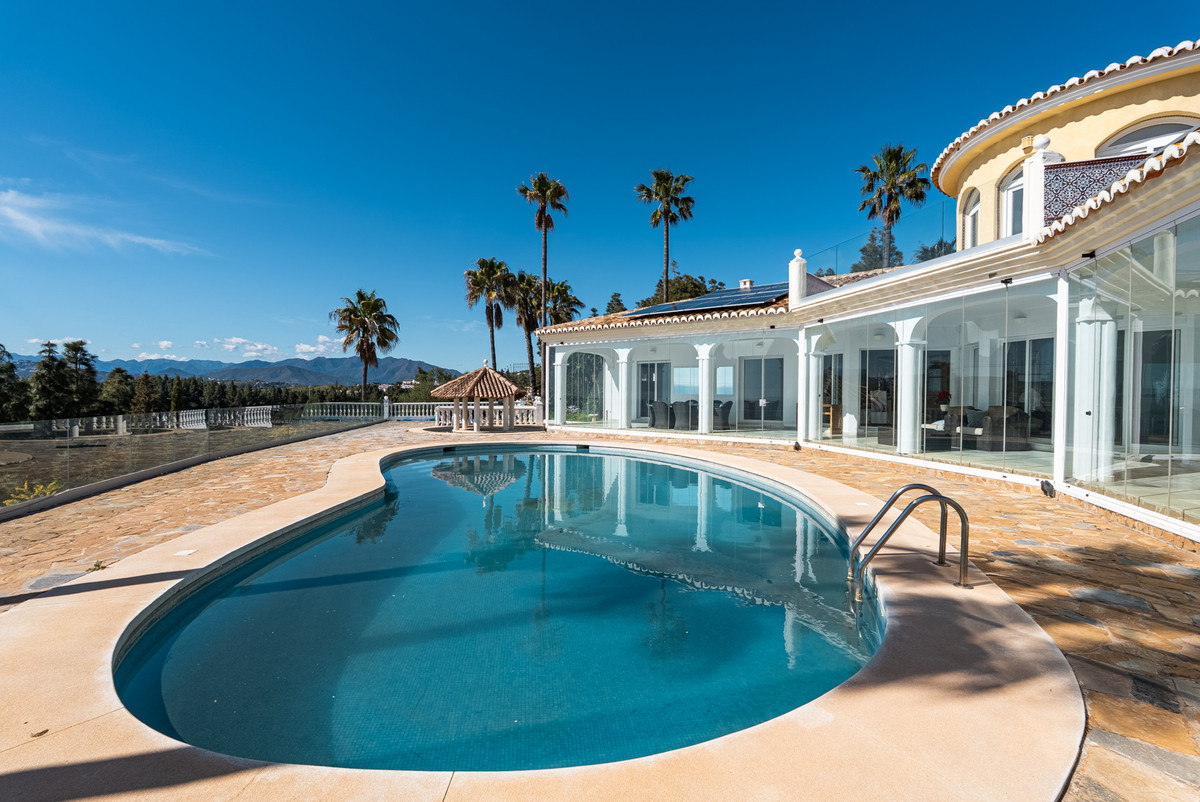 Casa de 5 Dormitorios y 4 Baños en venta en La Cala de Mijas