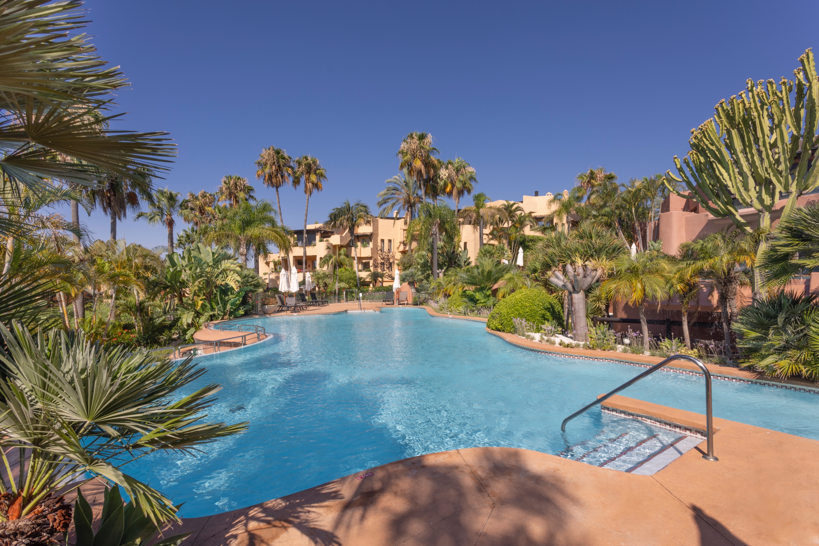 Ático de 3 Dormitorios y 3 Baños en alquiler en Milla de Oro, Marbella