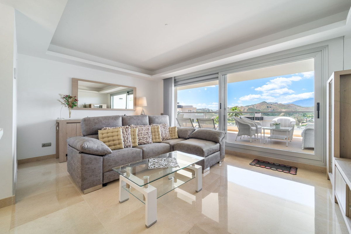 Piso de 2 Dormitorios y 2 Baños en venta en Los Arqueros, Benahavís