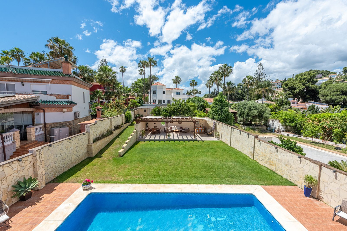 Casa de 4 Dormitorios y 4 Baños en venta en Las Lagunas de Mijas