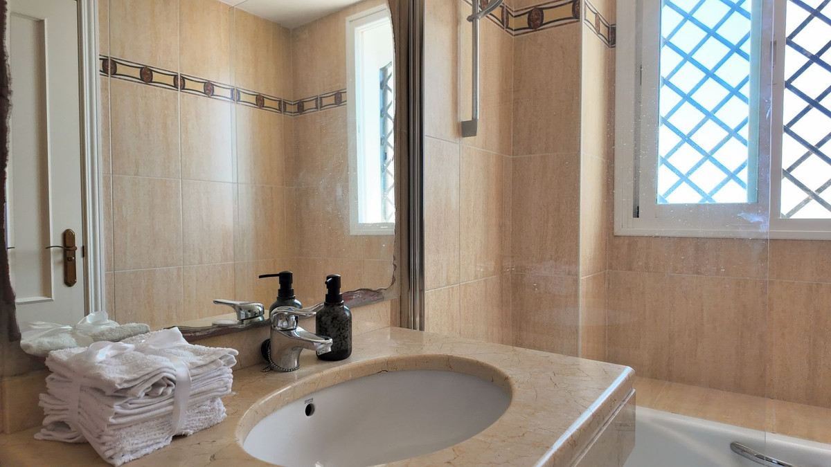 Casa Adosada de 4 Dormitorios en venta en Benalmádena