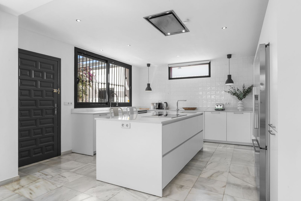 Casa de 6 Dormitorios en venta en Nueva Andalucía, Marbella