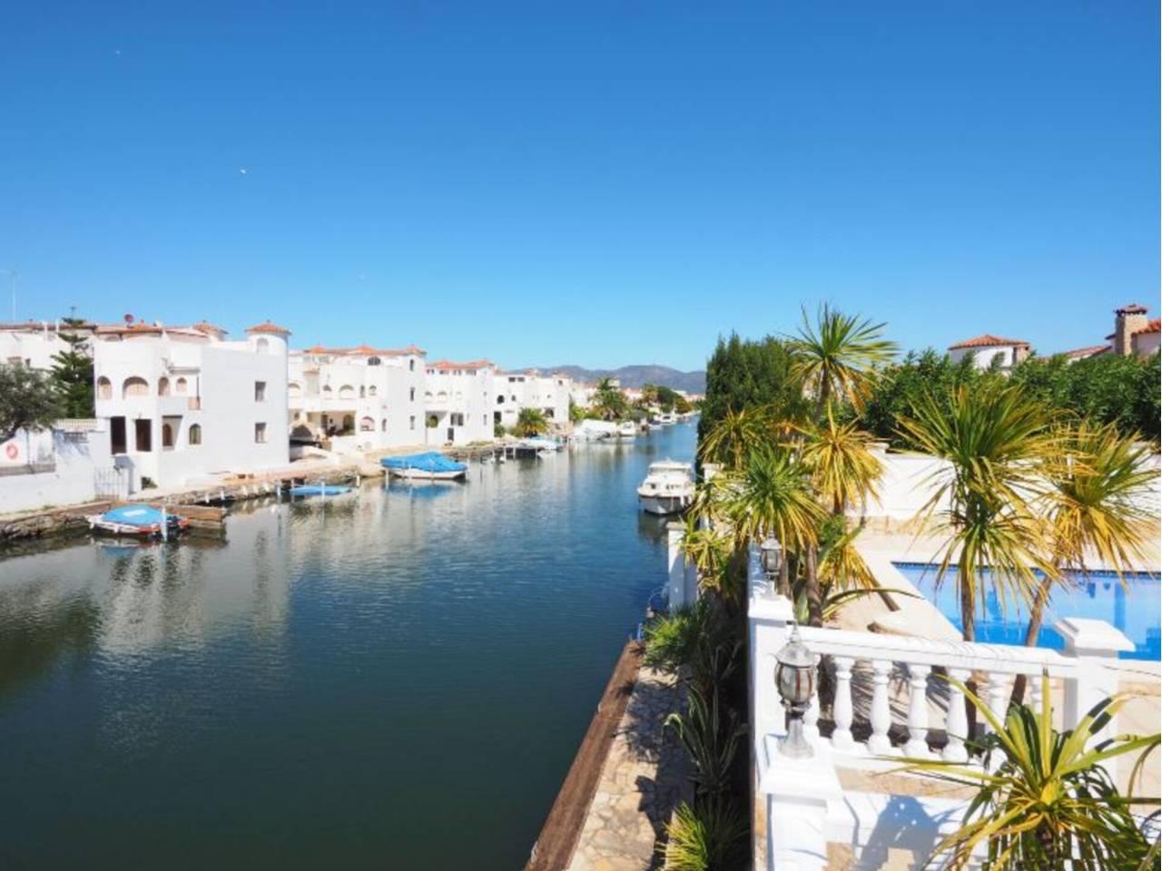 Casa Adosada de 3 Dormitorios en alquiler vacacional en Empuriabrava