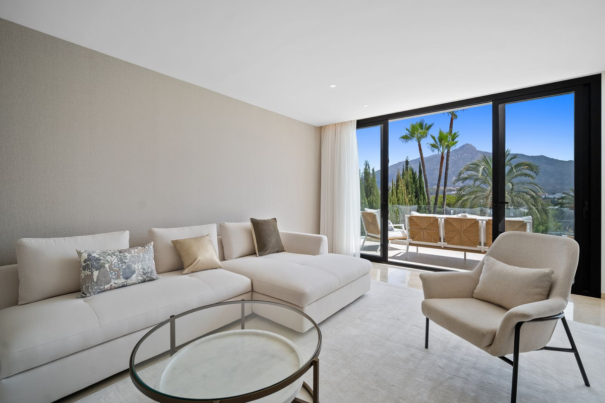 Casa de 5 Dormitorios en alquiler en Nueva Andalucía, Marbella