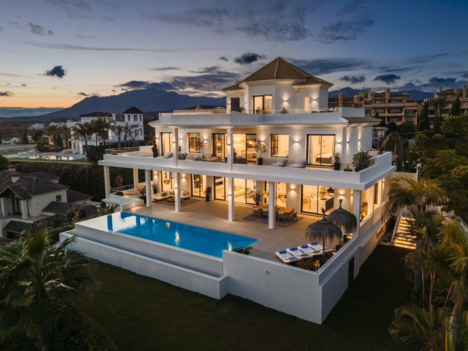8 спални, 9 бани - Вила за продажба в Los Flamingos, Benahavis