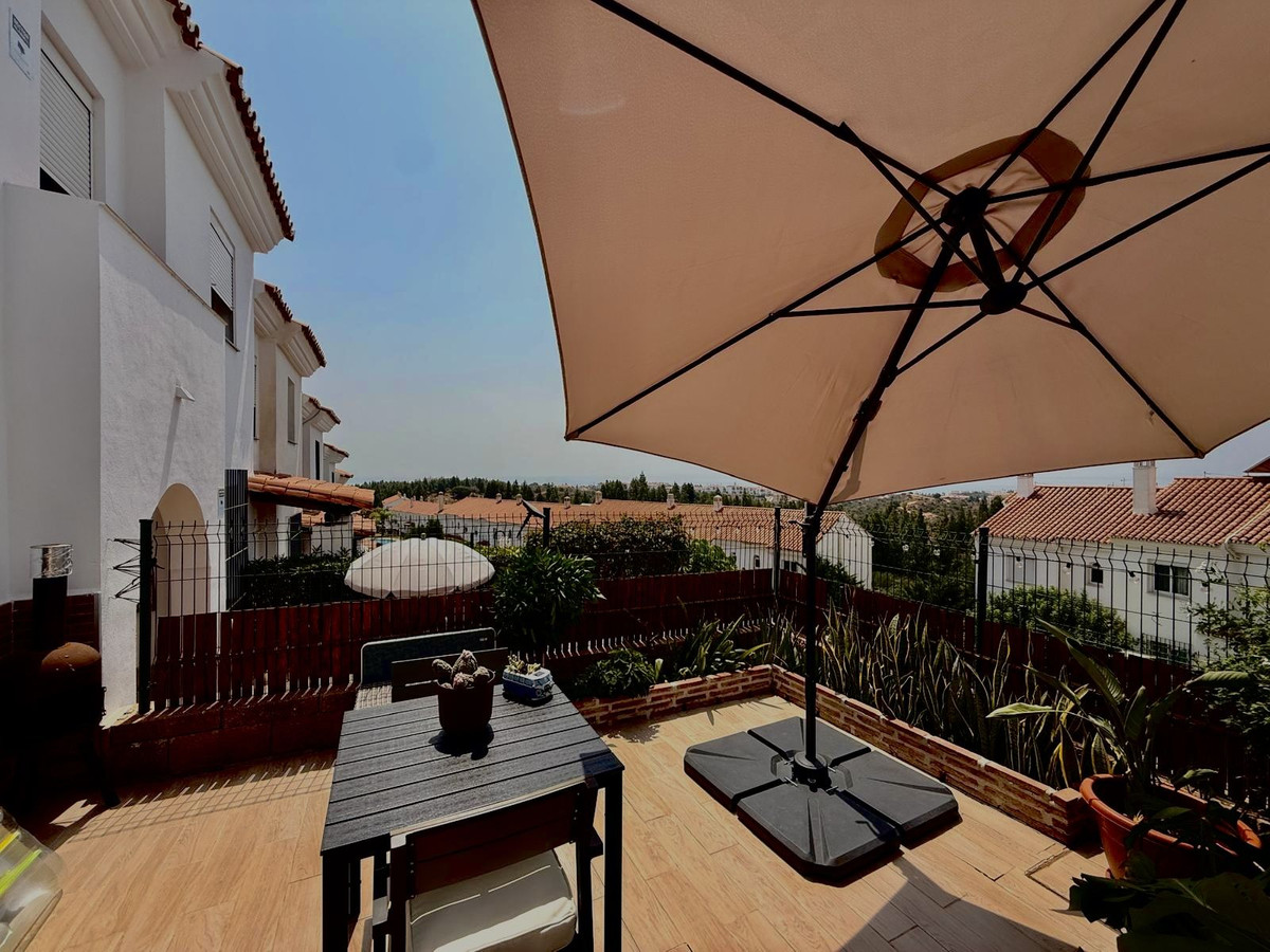 Casa Adosada de 2 Dormitorios y 3 Baños en venta en Cerros del Aguila, Mijas