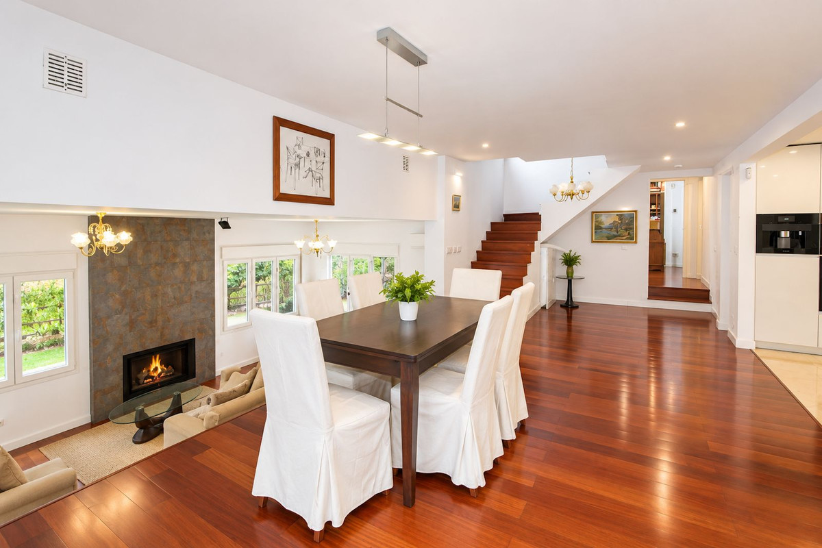 Casa de 3 Dormitorios en venta en El Rosario, Marbella