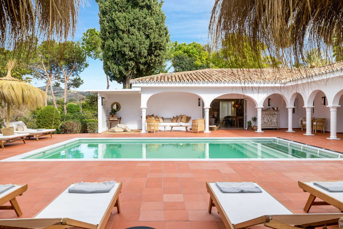 Casa de 3 Dormitorios y 4 Baños en venta en Las Chapas, Marbella