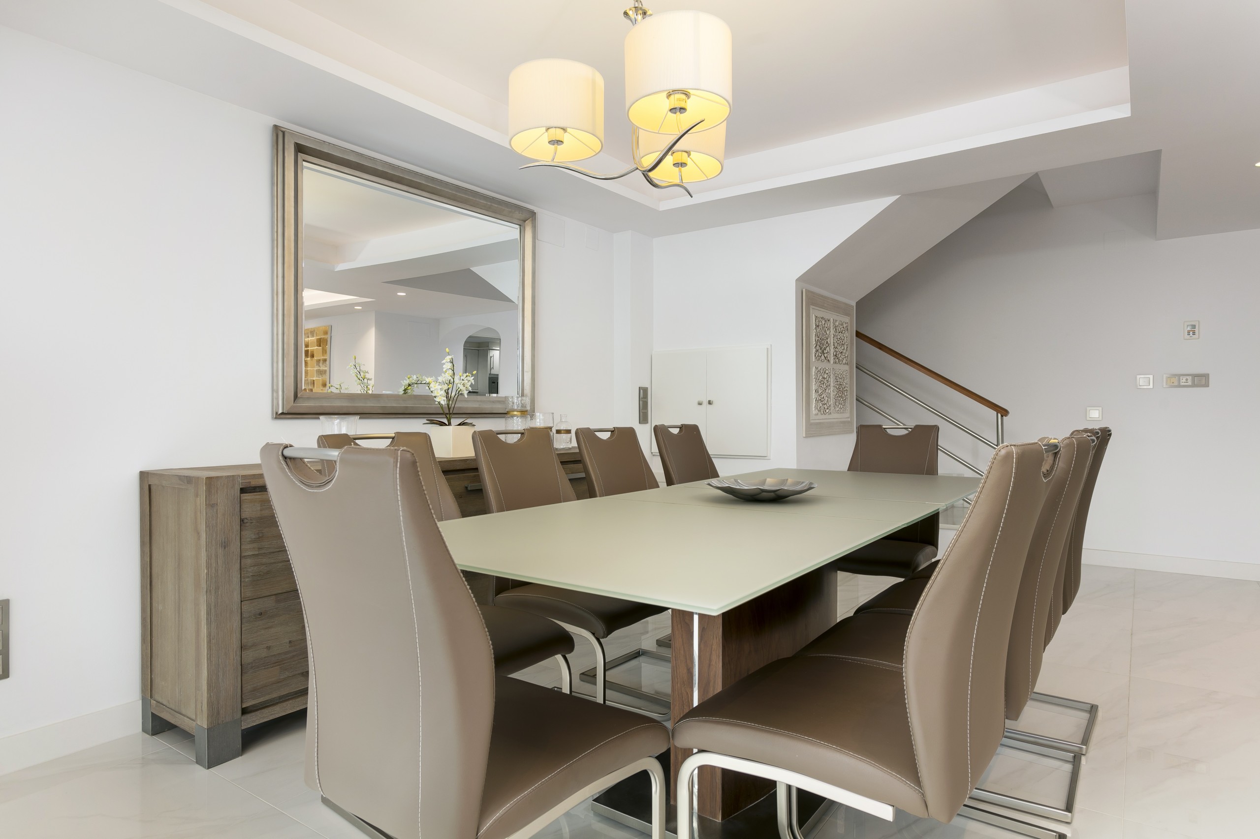 Casa Adosada de 5 Dormitorios y 4 Baños en alquiler vacacional en Milla de Oro, Marbella