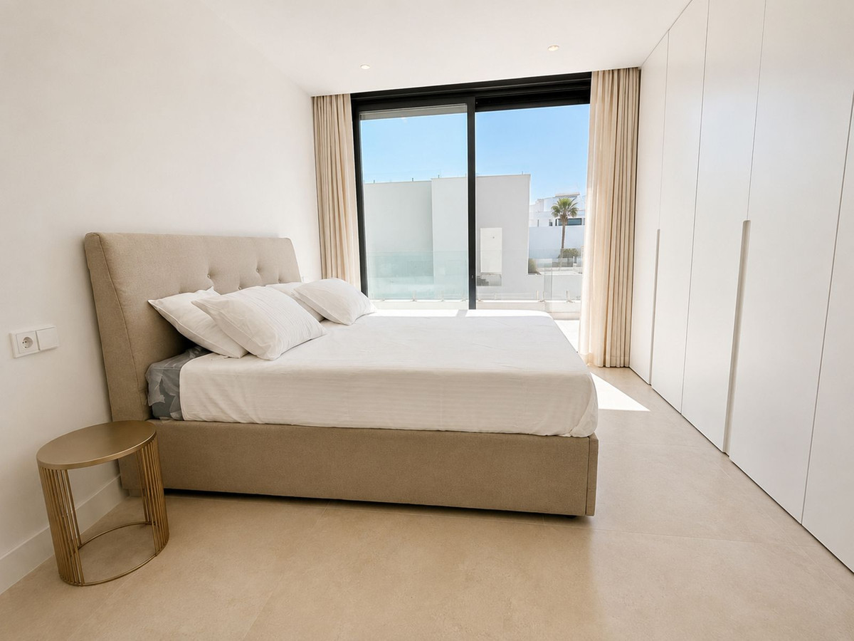 5 спални, 6 бани - Вила за продажба в Atalaya, Estepona