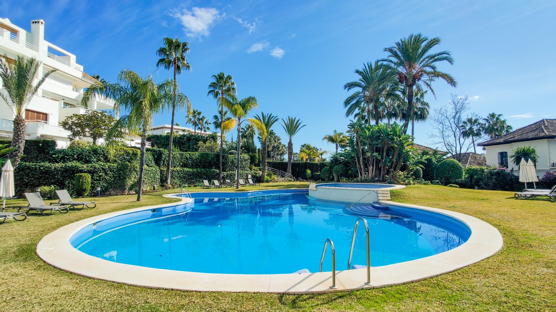 3 спални, 4 бани - Редова къща за продажба в Nueva Andalucia, Marbella