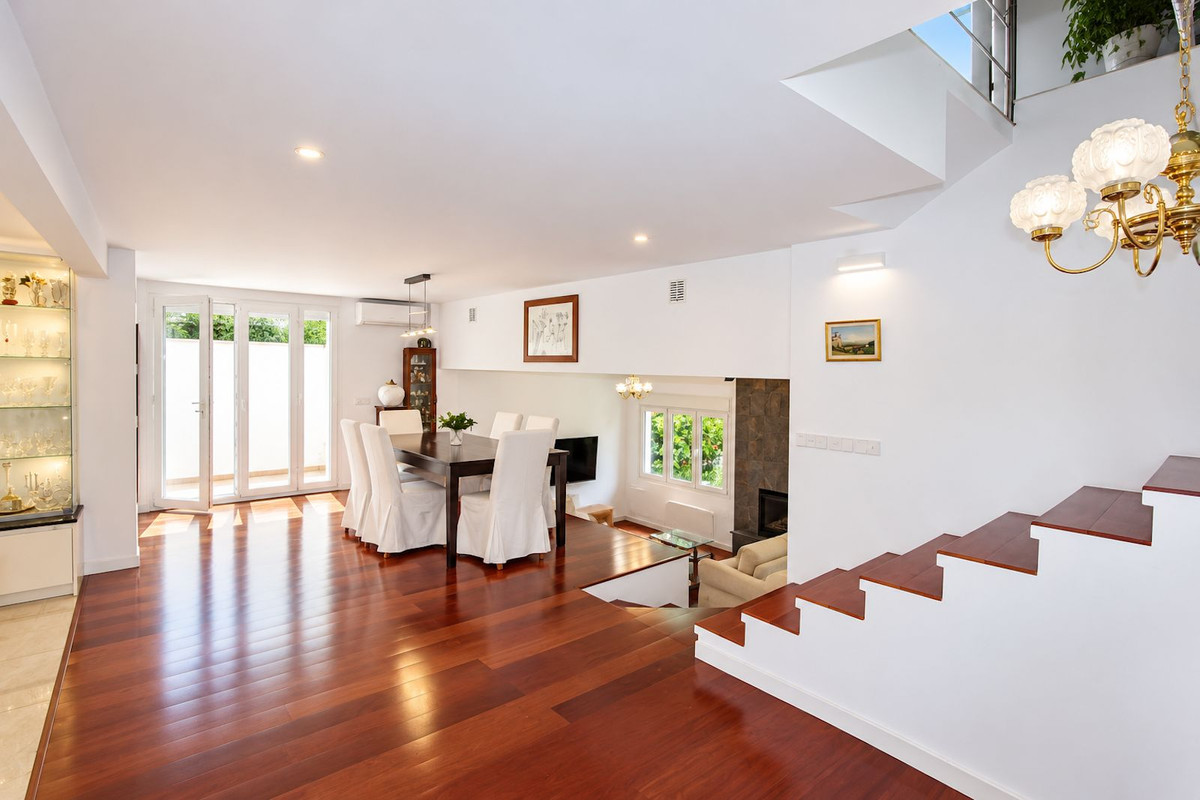Casa de 3 Dormitorios en venta en El Rosario, Marbella