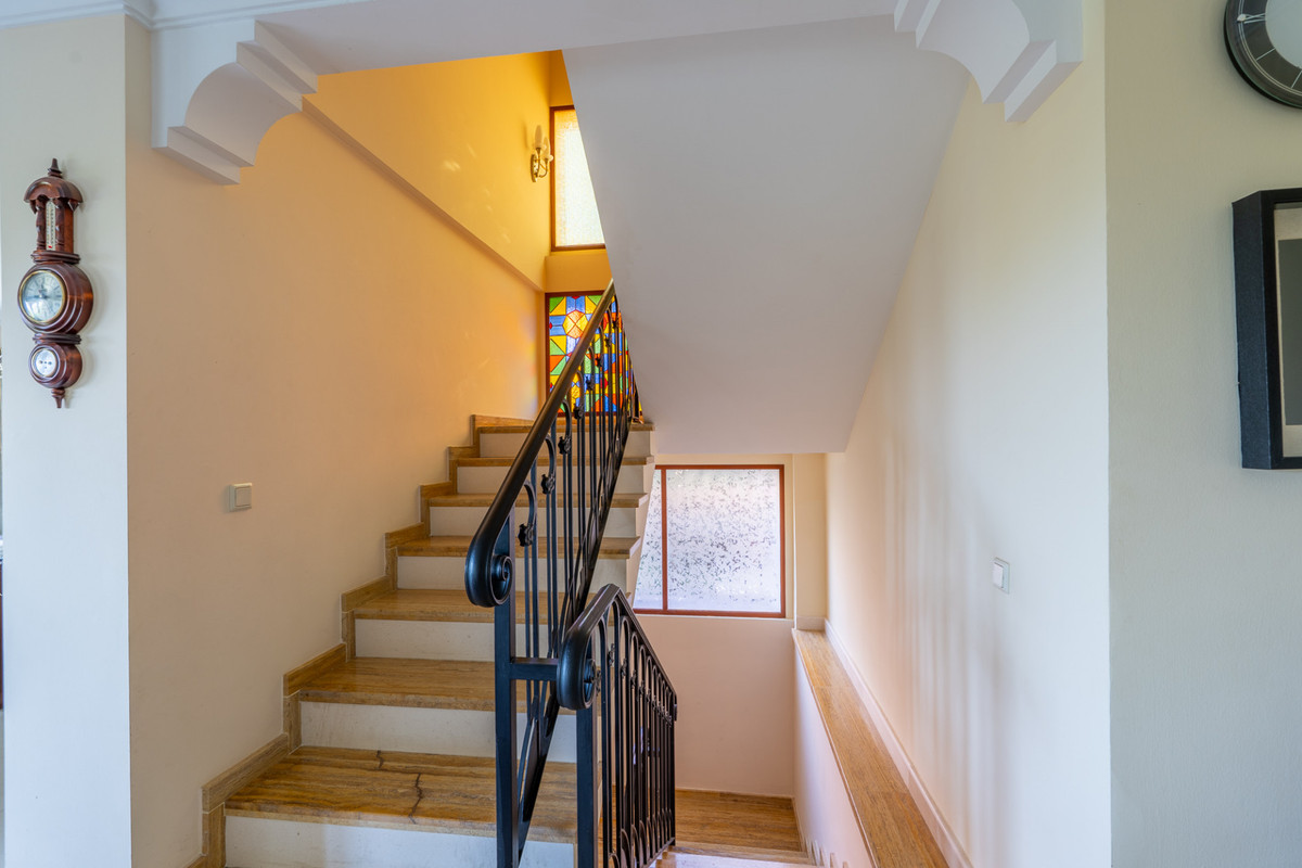 8 Bed, 9 Bath - Villa for Sale in Benahavis