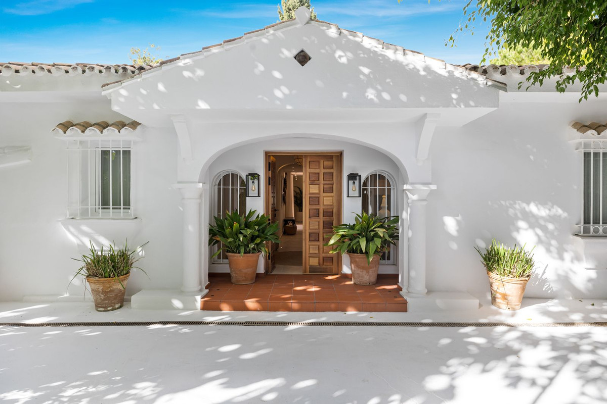 Casa de 3 Dormitorios y 4 Baños en venta en Las Chapas, Marbella