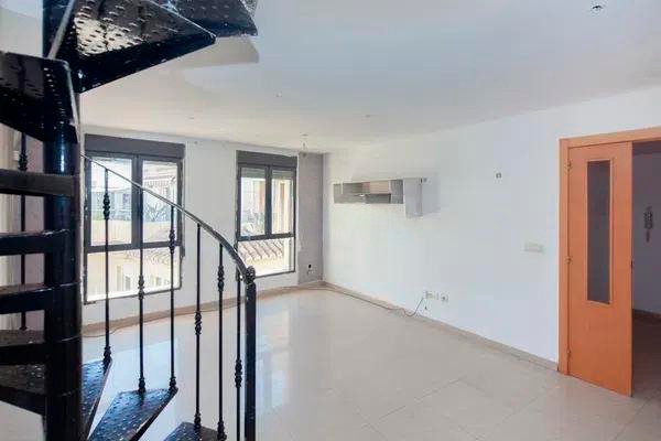 Casa Adosada de 4 Dormitorios y 2 Baños en venta en Llíria