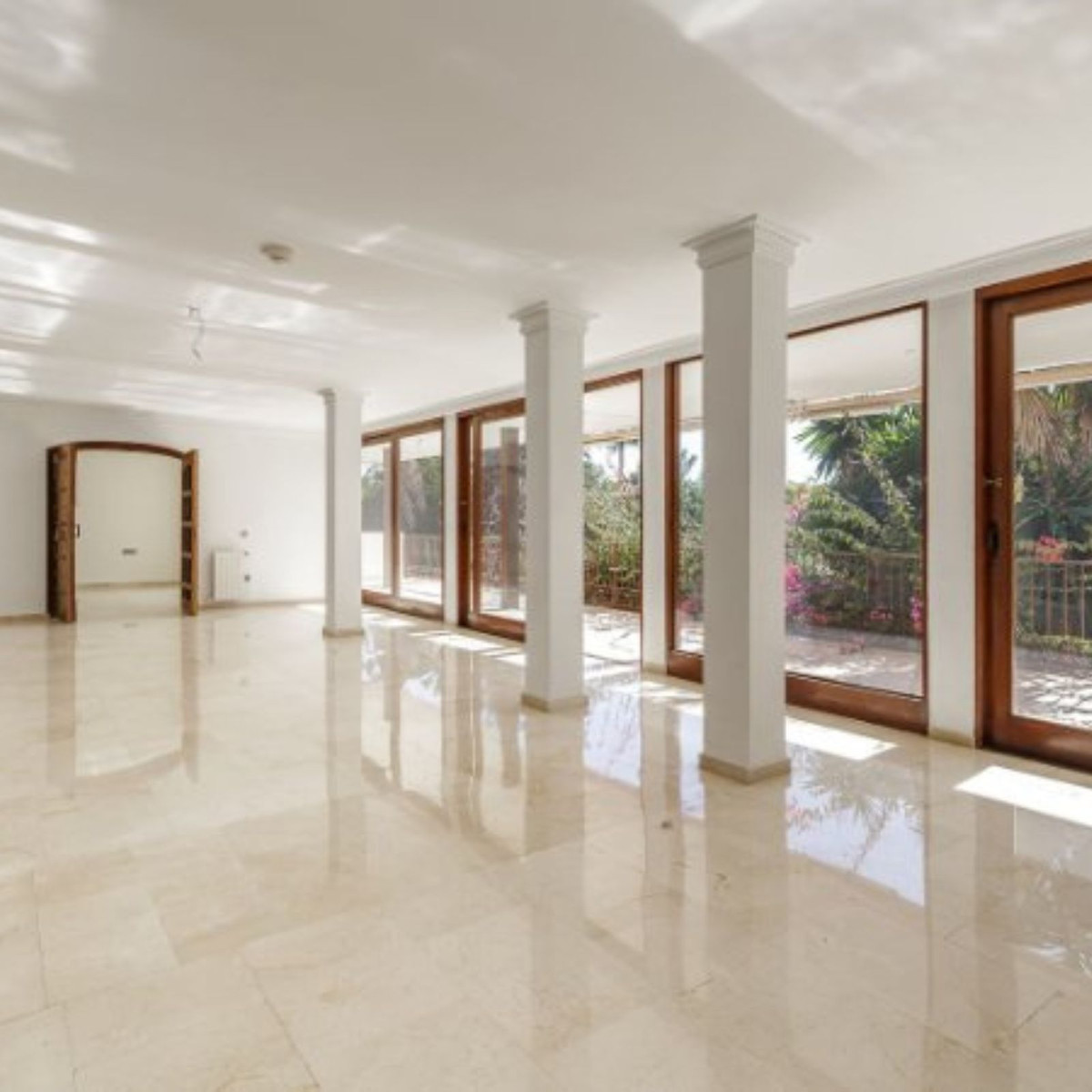 Casa de 8 Dormitorios y 6 Baños en venta en Milla de Oro, Marbella