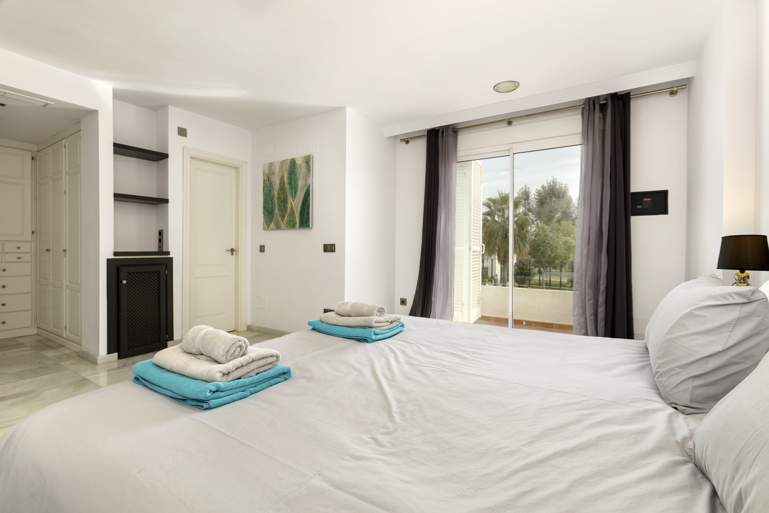 Casa Adosada de 5 Dormitorios y 4 Baños en alquiler vacacional en Milla de Oro, Marbella