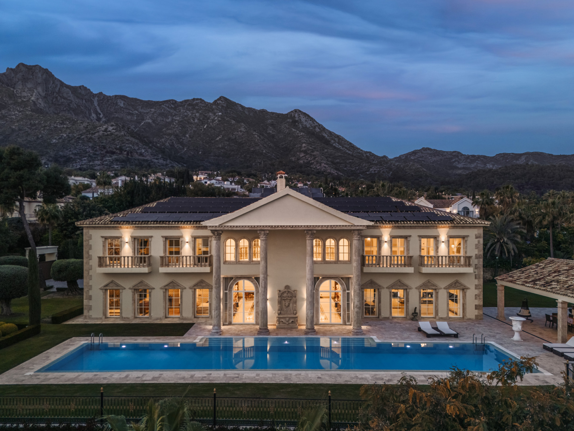 Casa de 7 Dormitorios y 7 Baños en venta en Sierra Blanca, Marbella