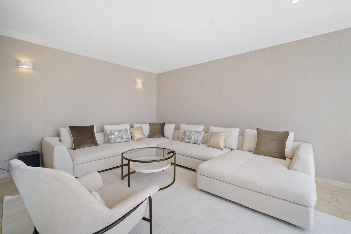 Casa de 5 Dormitorios en alquiler en Nueva Andalucía, Marbella