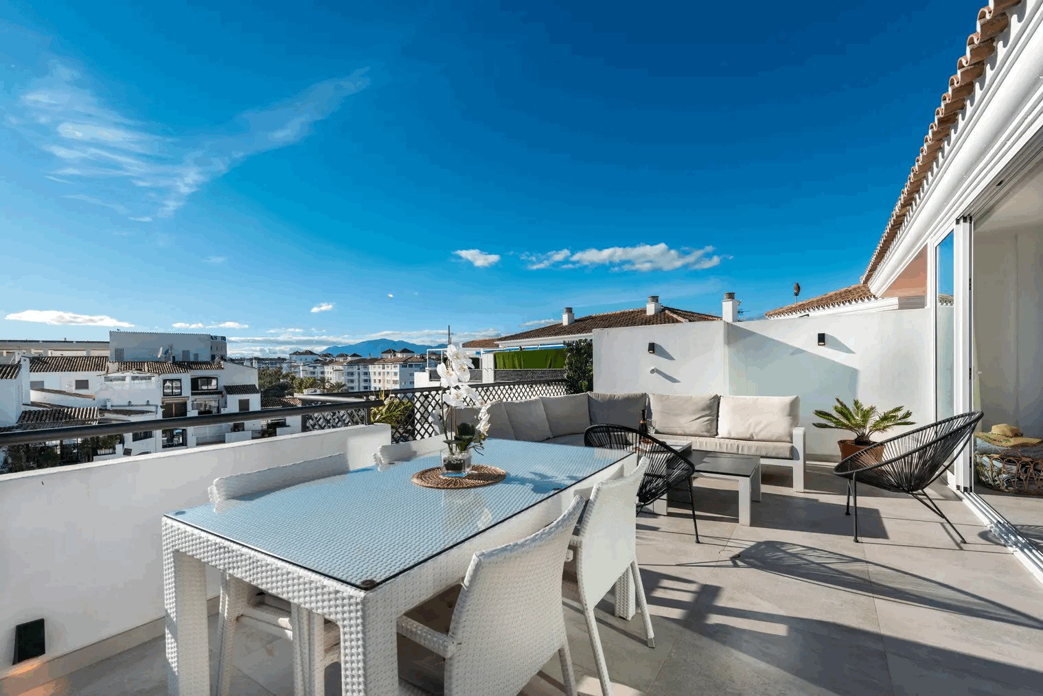 Ático de 4 Dormitorios y 3 Baños en alquiler vacacional en Puerto Banús, Marbella