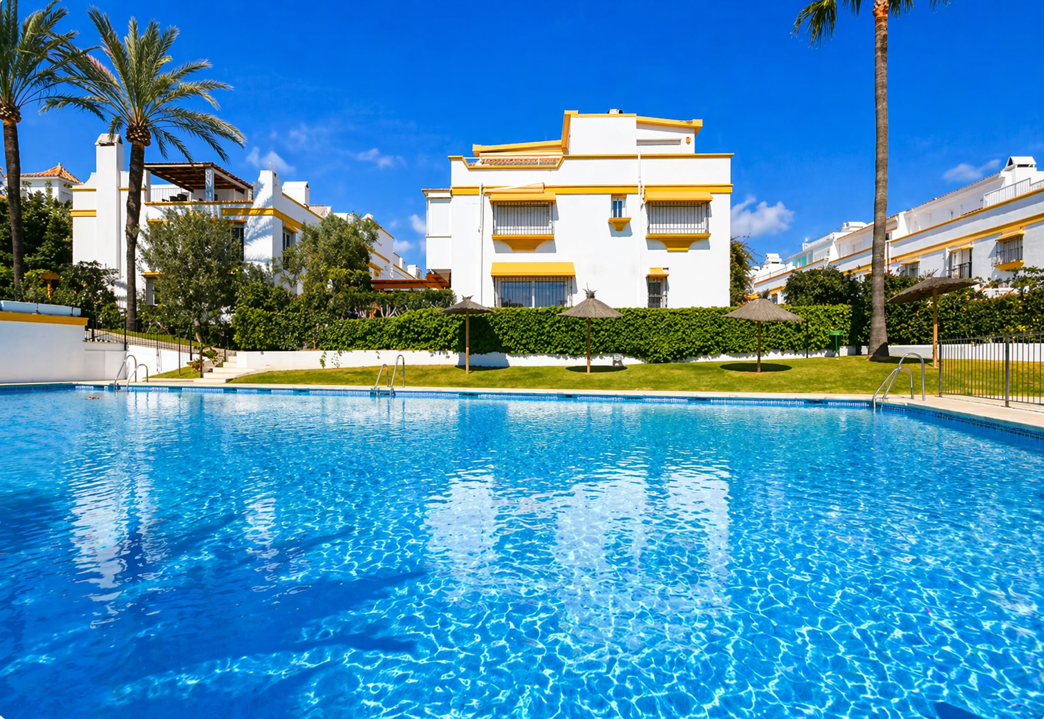 Casa Adosada de 6 Dormitorios y 4 Baños en venta en Milla de Oro, Marbella