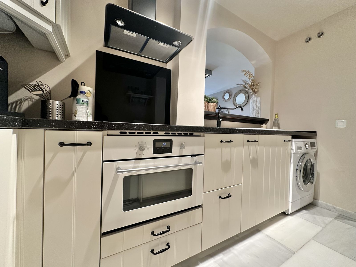 Piso de 2 Dormitorios y 2 Baños en venta en Calahonda