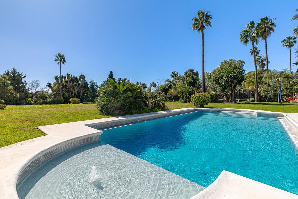 Casa de 5 Dormitorios y 4 Baños en alquiler en Estepona