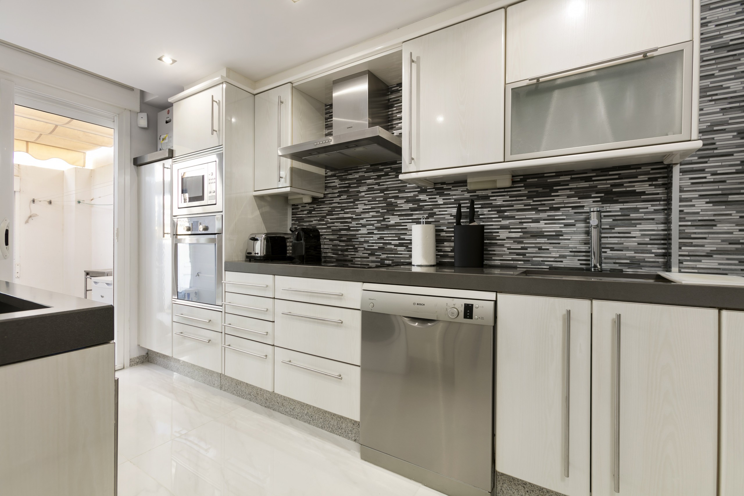 Casa Adosada de 5 Dormitorios y 4 Baños en alquiler vacacional en Milla de Oro, Marbella