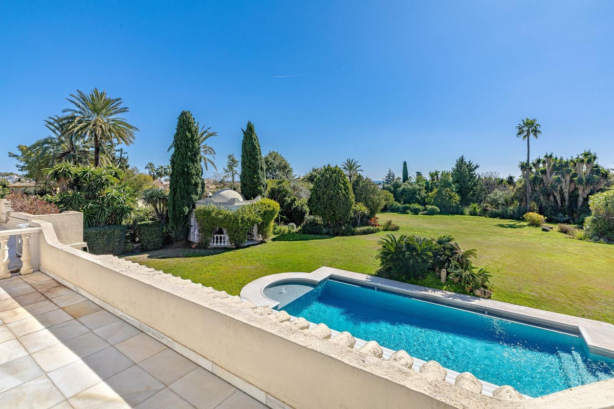 Casa de 5 Dormitorios y 4 Baños en alquiler en Estepona