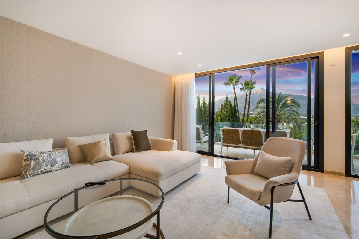 Casa de 5 Dormitorios en alquiler en Nueva Andalucía, Marbella