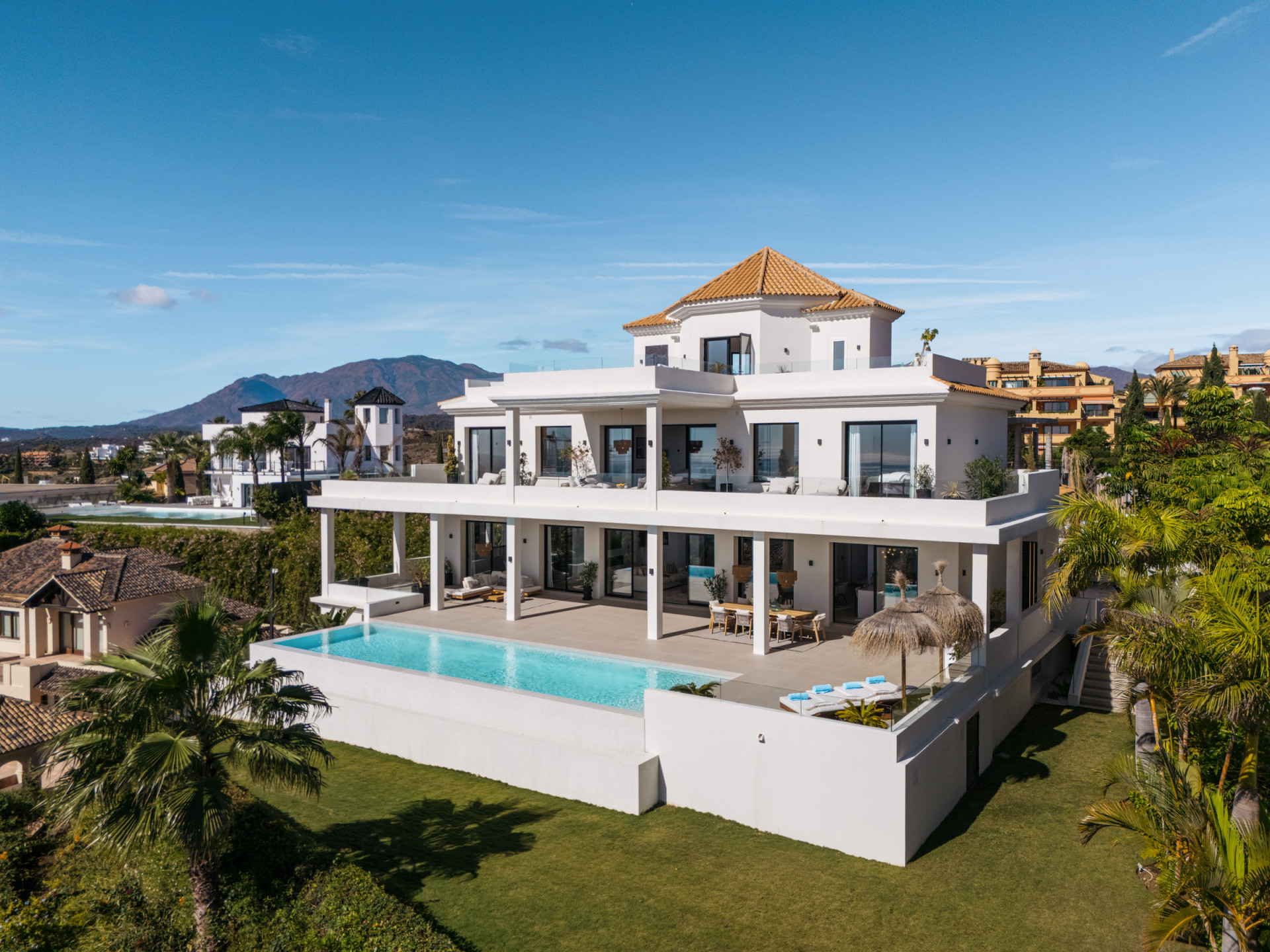 8 спални, 9 бани - Вила за продажба в Los Flamingos, Benahavis