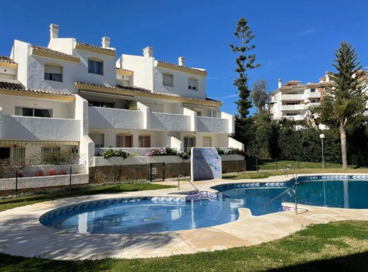 Piso de 3 Dormitorios en venta en Calahonda