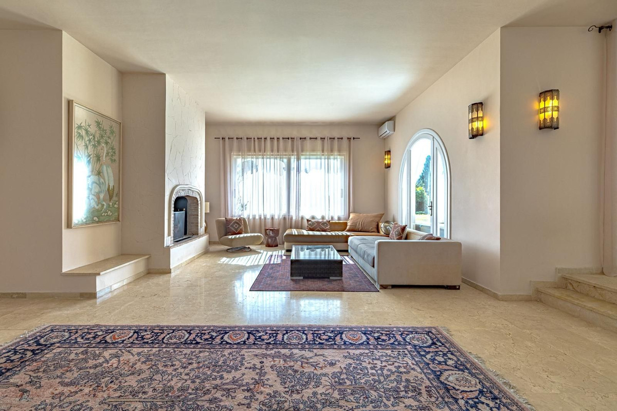 Casa de 5 Dormitorios y 4 Baños en alquiler en Estepona