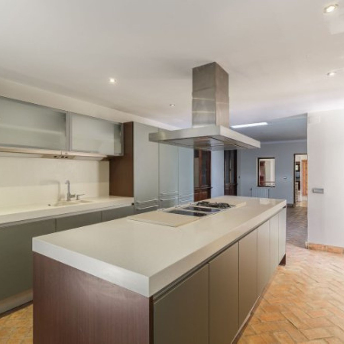 Casa de 8 Dormitorios y 6 Baños en venta en Milla de Oro, Marbella