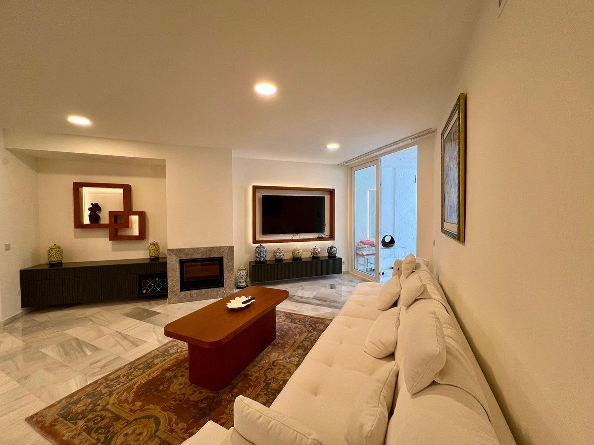 Piso de 3 Dormitorios y 2 Baños en alquiler vacacional en Milla de Oro, Marbella