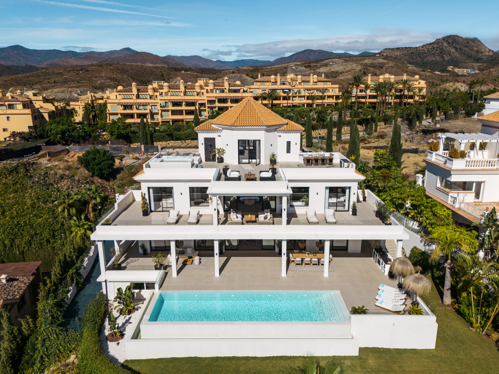 8 спални, 9 бани - Вила за продажба в Los Flamingos, Benahavis