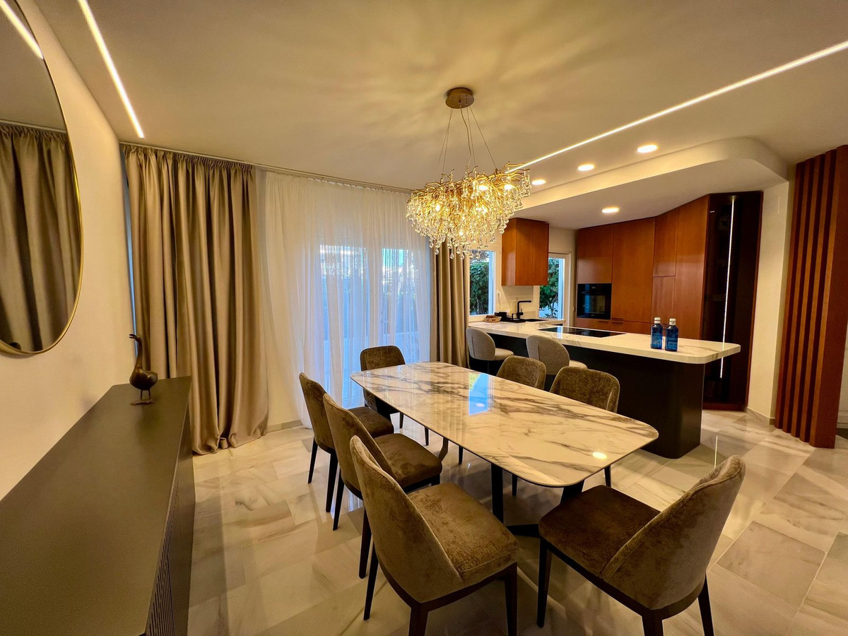 Piso de 3 Dormitorios y 2 Baños en alquiler vacacional en Milla de Oro, Marbella