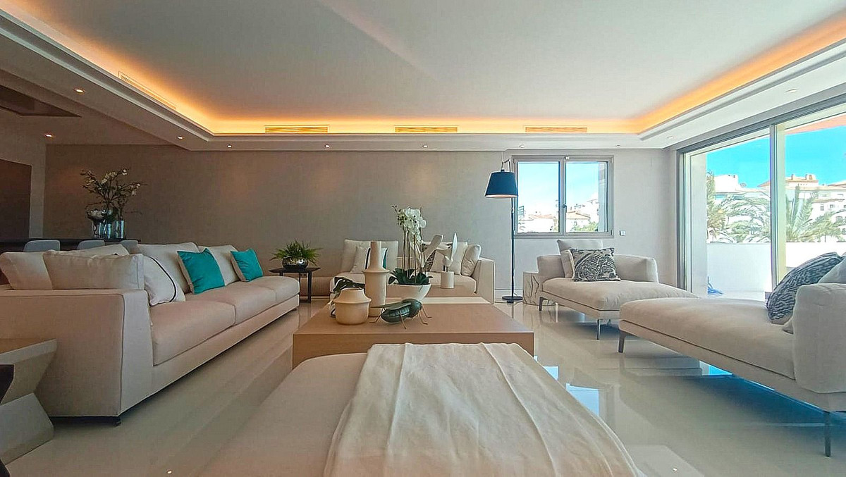 Piso de 4 Dormitorios en venta en Puerto Banús