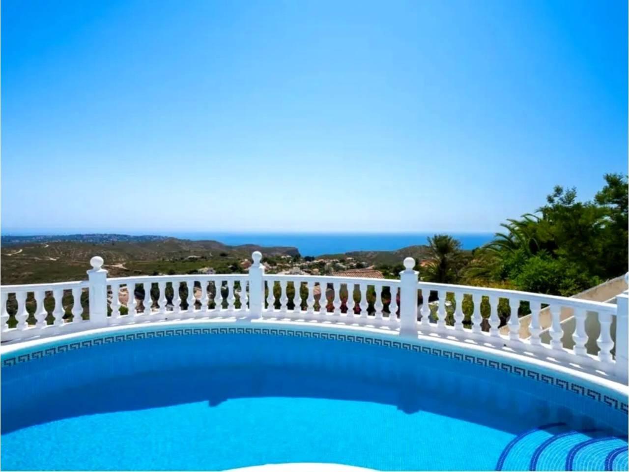 Casa Adosada de 5 Dormitorios y 4 Baños en alquiler vacacional en Moraira