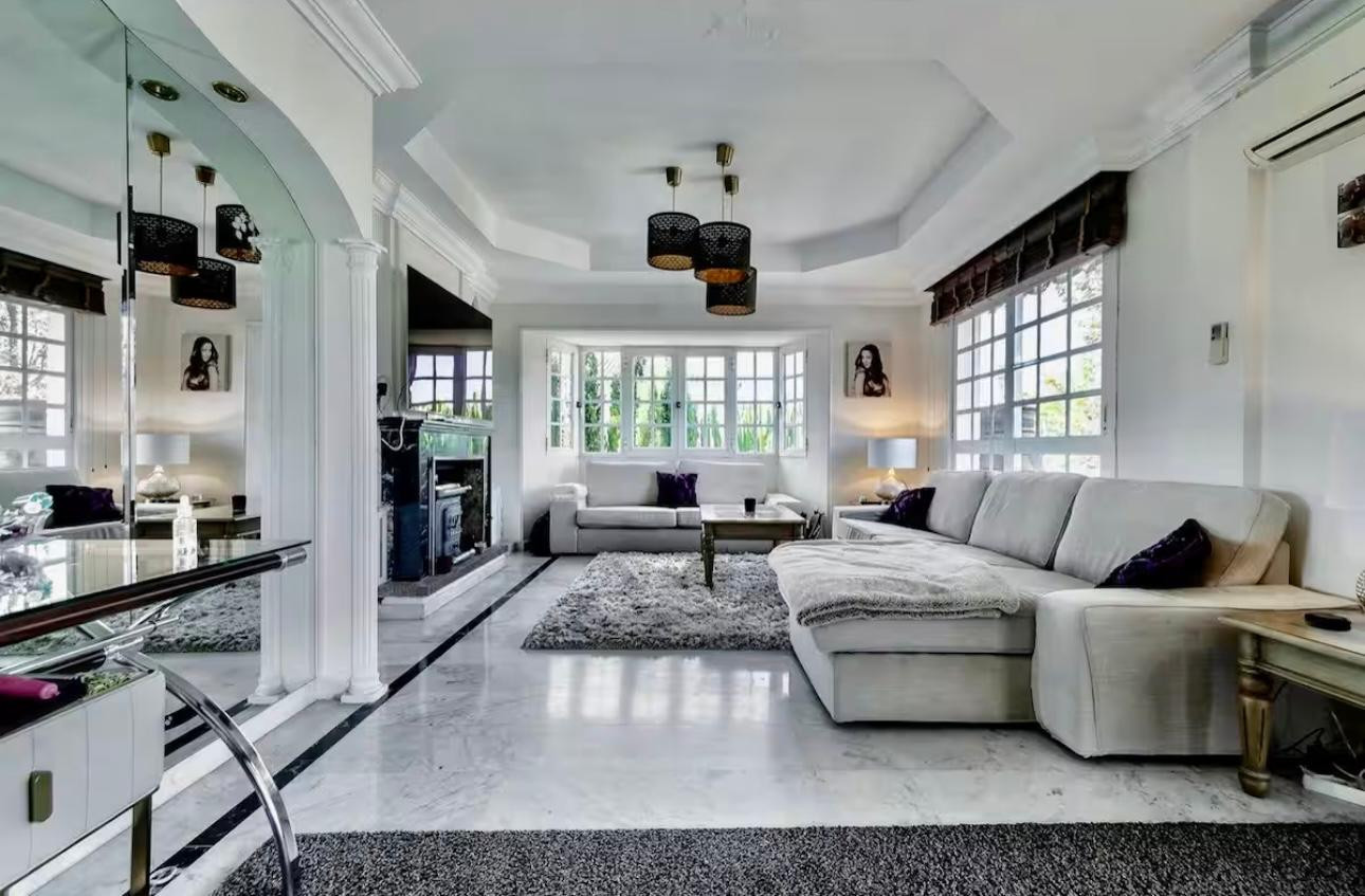 Casa de 5 Dormitorios y 5 Baños en alquiler en Puerto Banús, Marbella