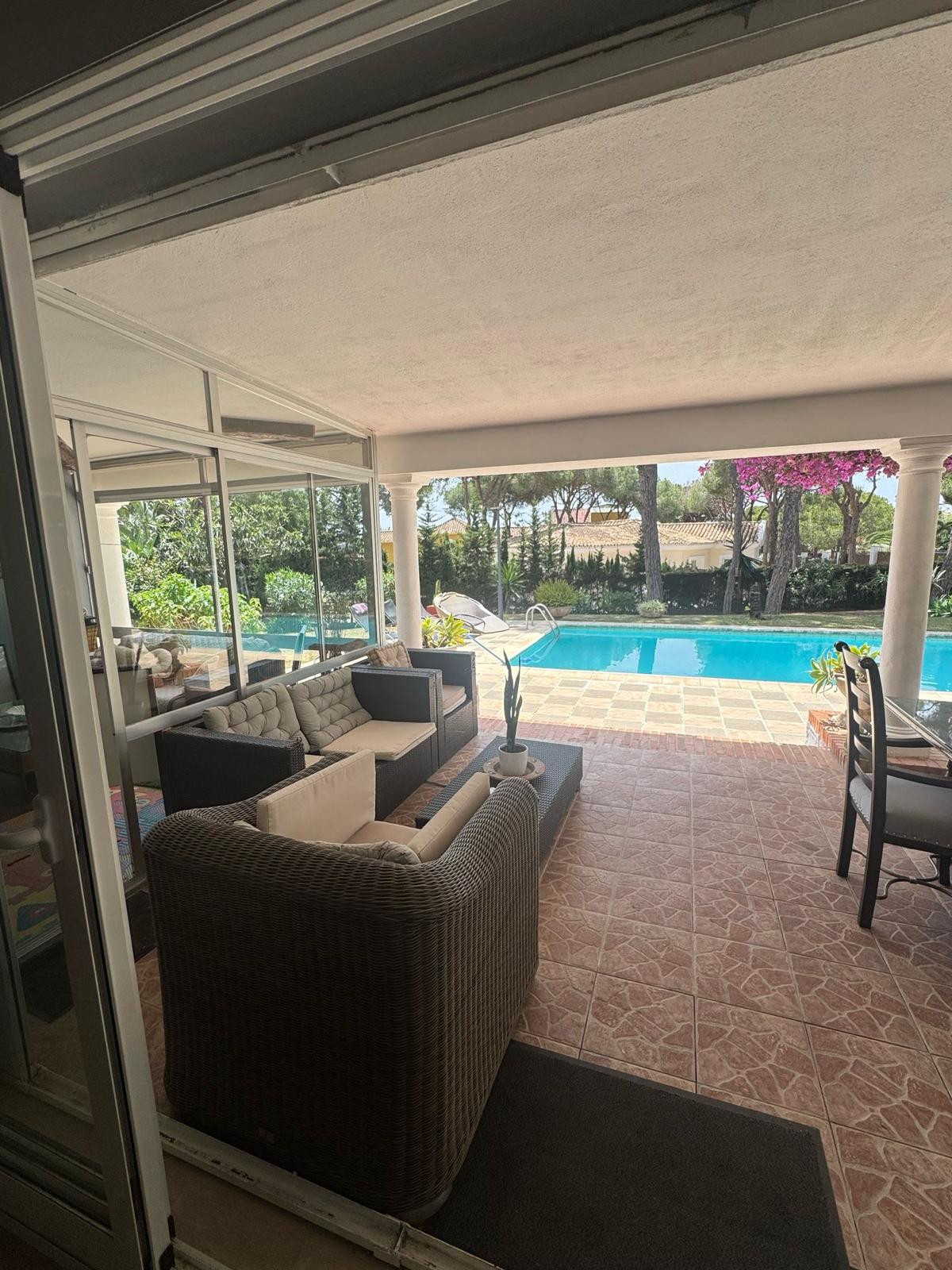 Casa de 4 Dormitorios en alquiler en Las Chapas, Marbella