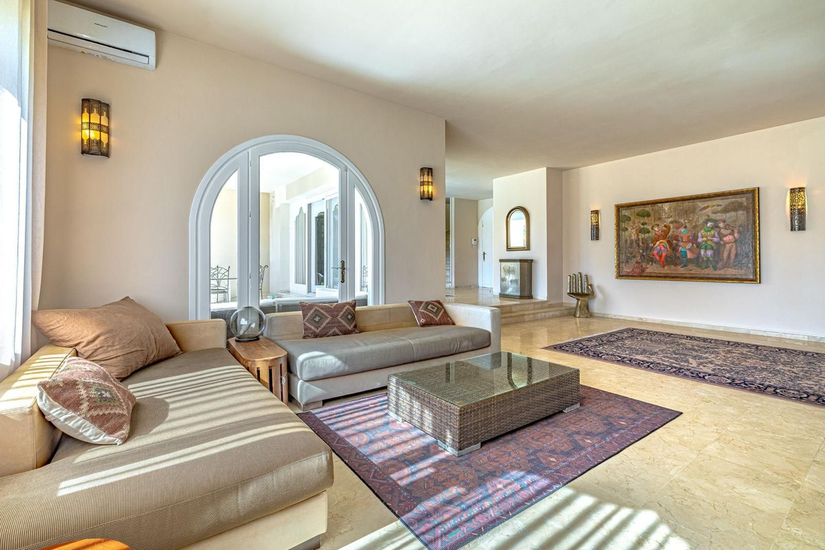 Casa de 5 Dormitorios y 4 Baños en alquiler en Estepona