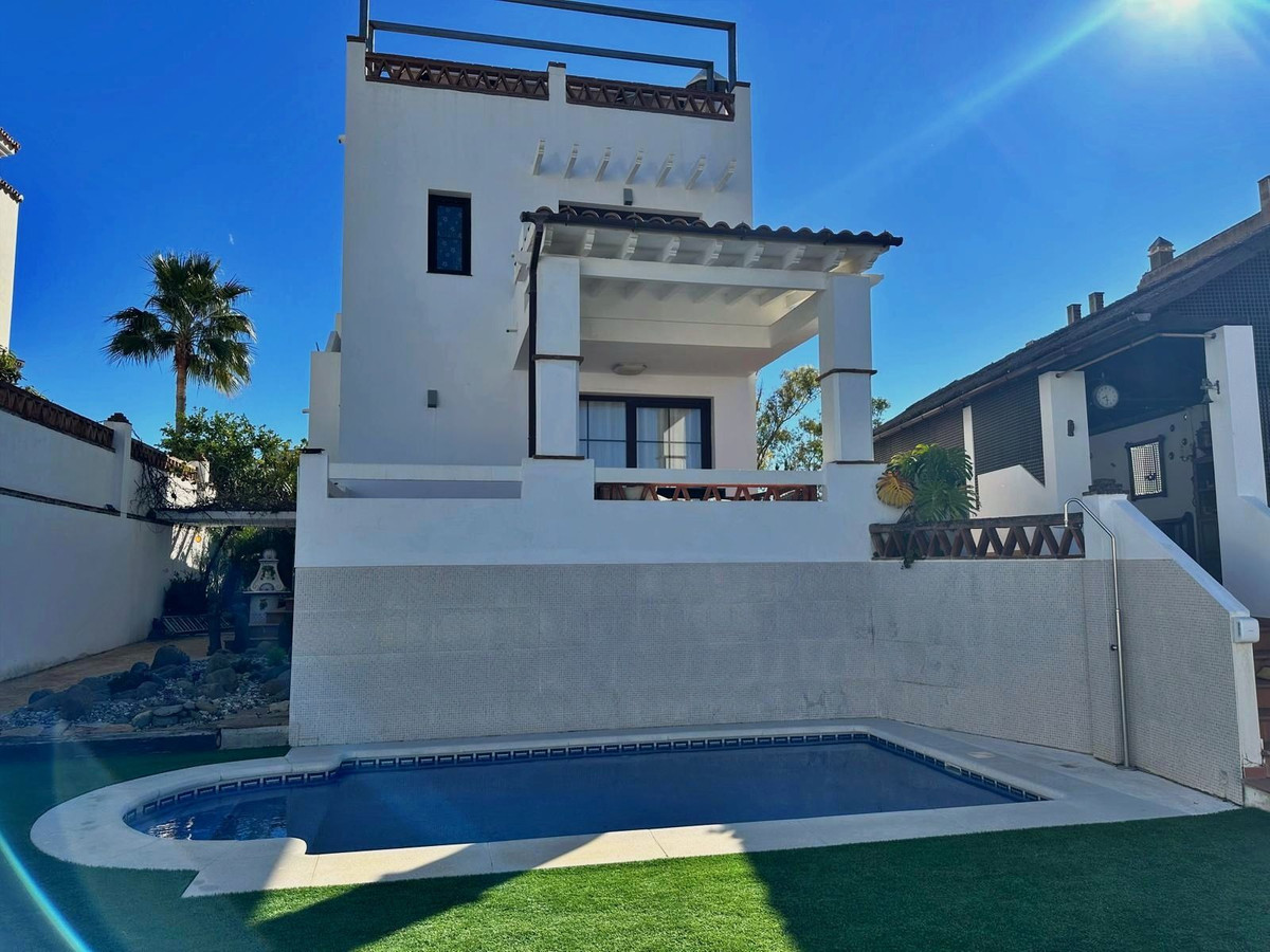 Casa de 5 Dormitorios en alquiler vacacional en Nueva Milla de Oro, Estepona