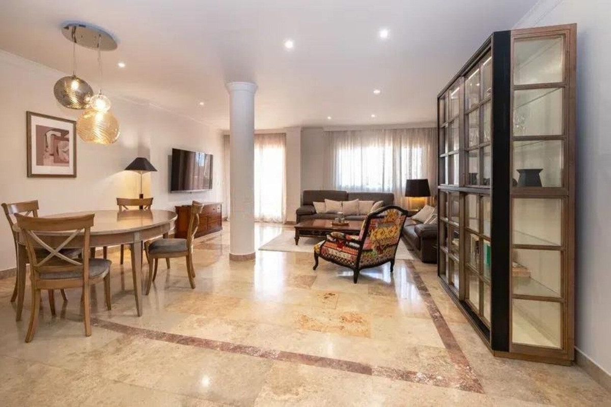 Piso de 3 Dormitorios en venta en Milla de Oro, Marbella