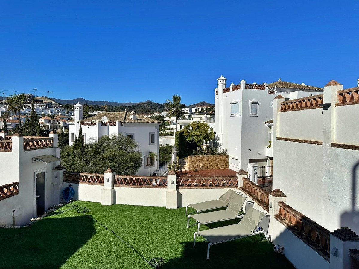 Casa de 5 Dormitorios en alquiler vacacional en Nueva Milla de Oro, Estepona