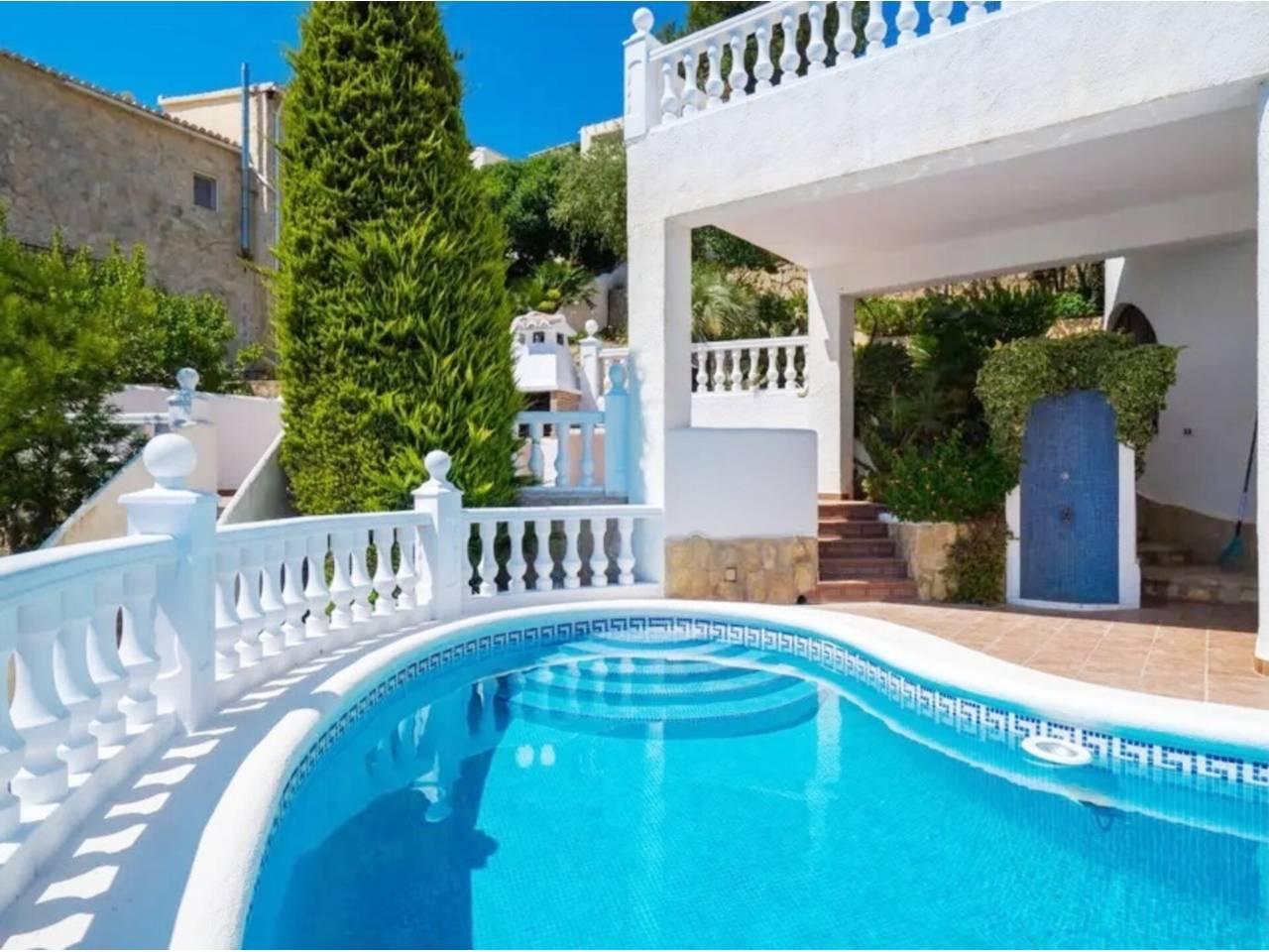Casa Adosada de 5 Dormitorios y 4 Baños en alquiler vacacional en Moraira