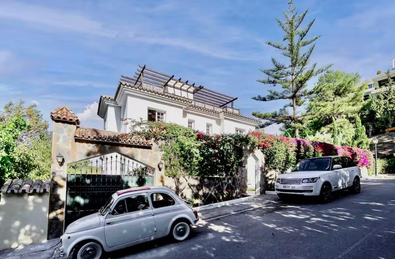 Casa de 5 Dormitorios y 5 Baños en alquiler en Puerto Banús, Marbella
