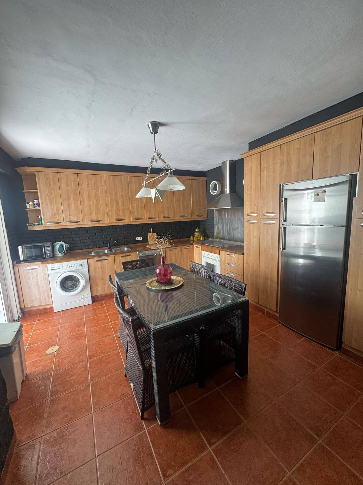Casa de 4 Dormitorios en alquiler en Las Chapas, Marbella