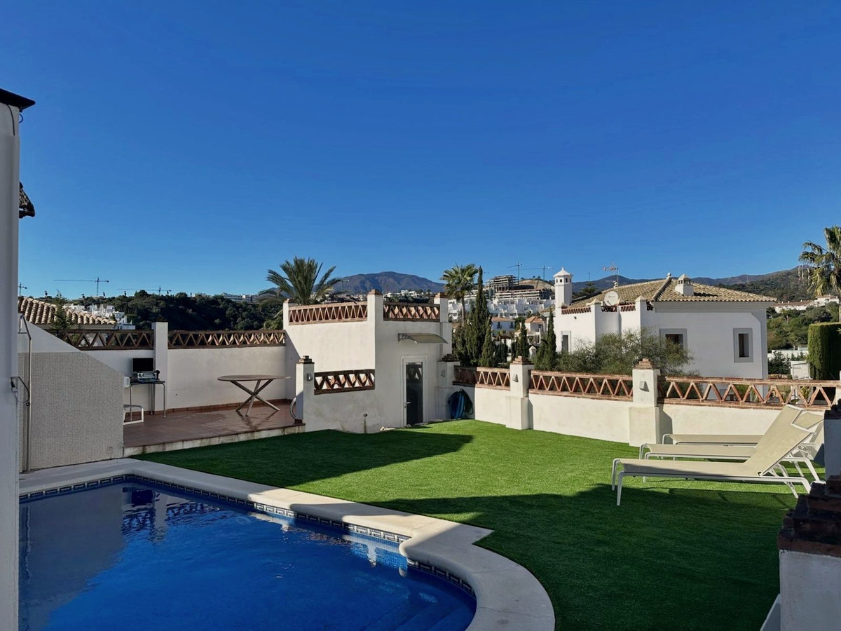 Casa de 5 Dormitorios en alquiler vacacional en Nueva Milla de Oro, Estepona